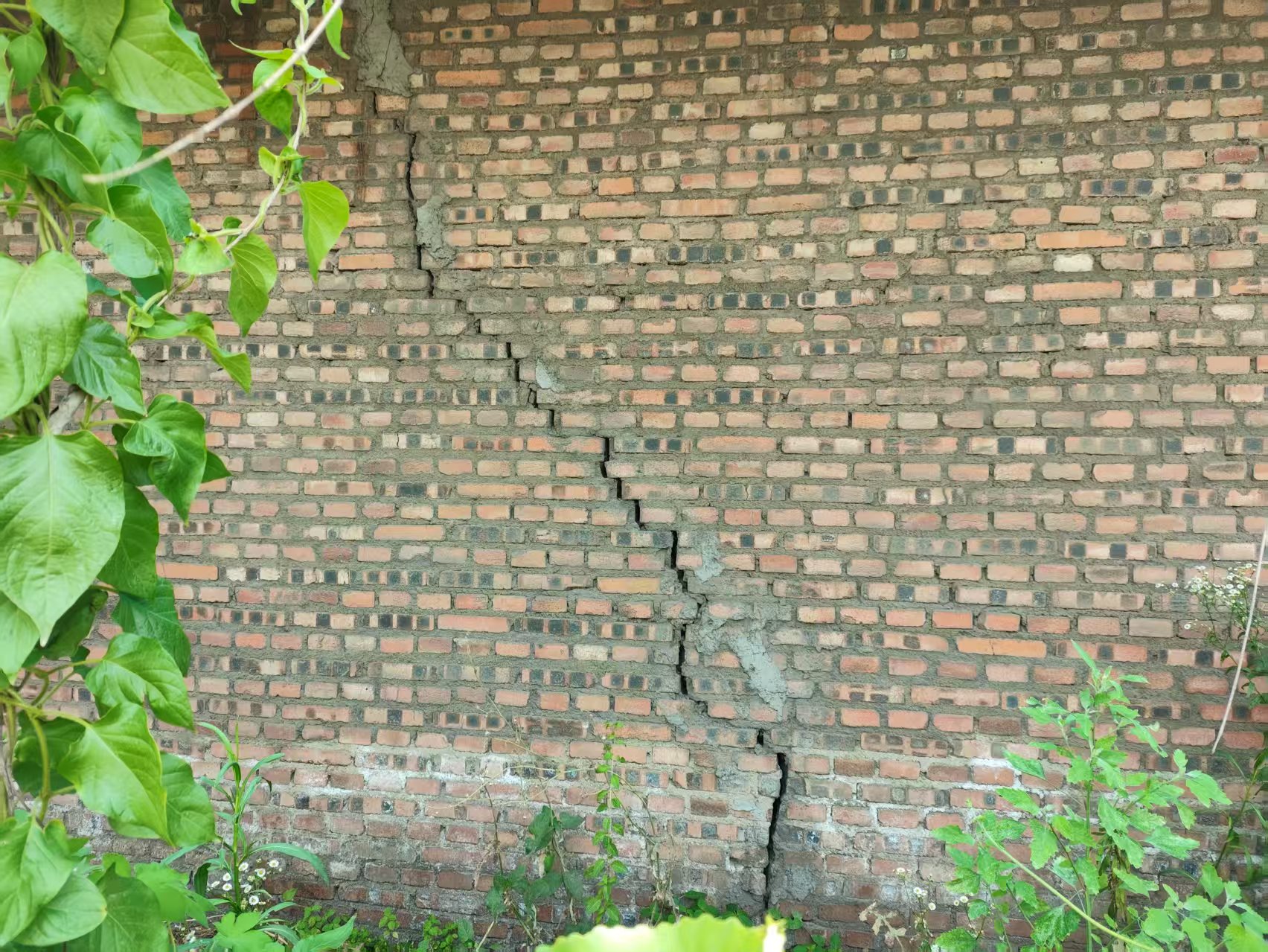 房屋檢測(cè)中常見(jiàn)裂縫鑒定方法