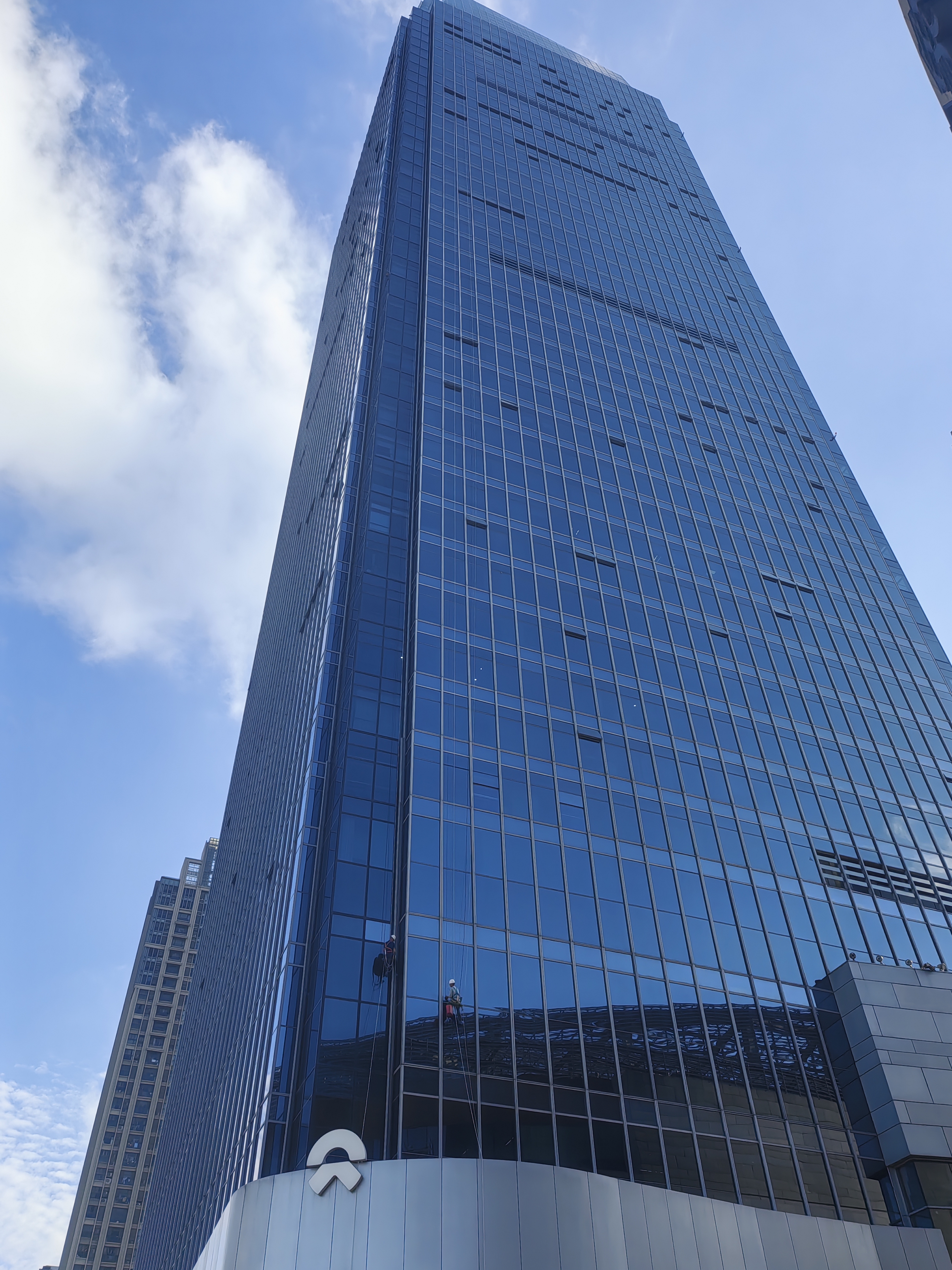 臺風(fēng)過后，守護天際線：幕墻與廣告牌應(yīng)急評估與科學(xué)修繕指南