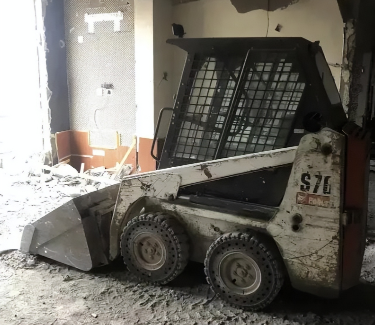 哈爾濱一小區(qū)承重墻被砸 誰(shuí)來(lái)為人民生命財(cái)產(chǎn)安全保駕護(hù)航！