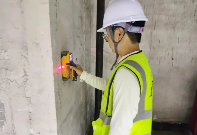 工程師正在檢測中