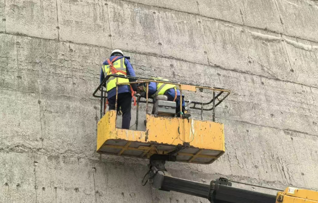 工程師對(duì)煙囪進(jìn)行檢測(cè)